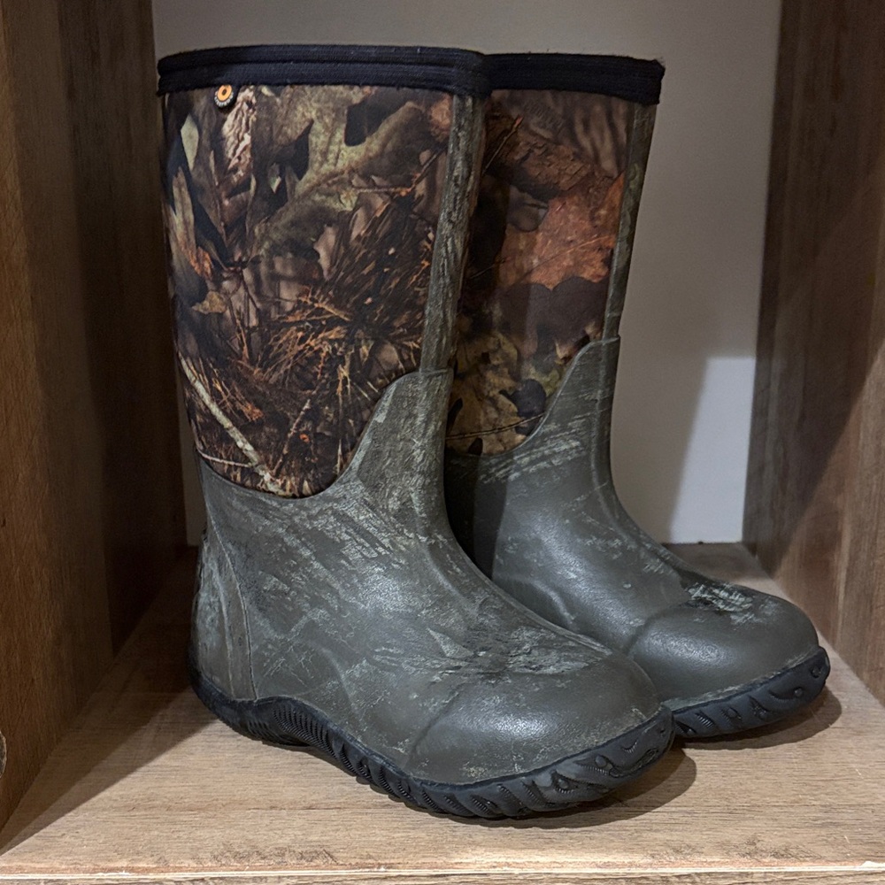 Bogs Kids Camo and Green Boots